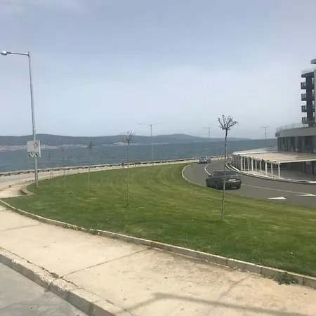 Front Beach Apartment *